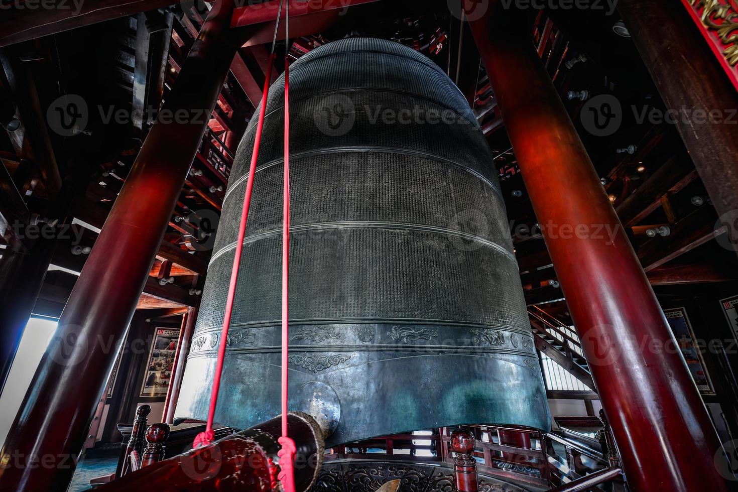 reusachtig groot klok in beroemd tempel foto