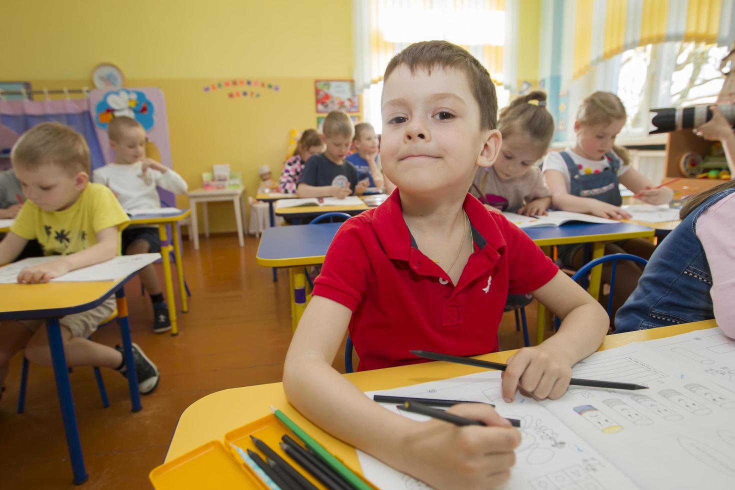 Wit-Rusland, de stad van gomel, april 25, 2019. Open dag in kleuterschool.jongen trekt in de klas. foto