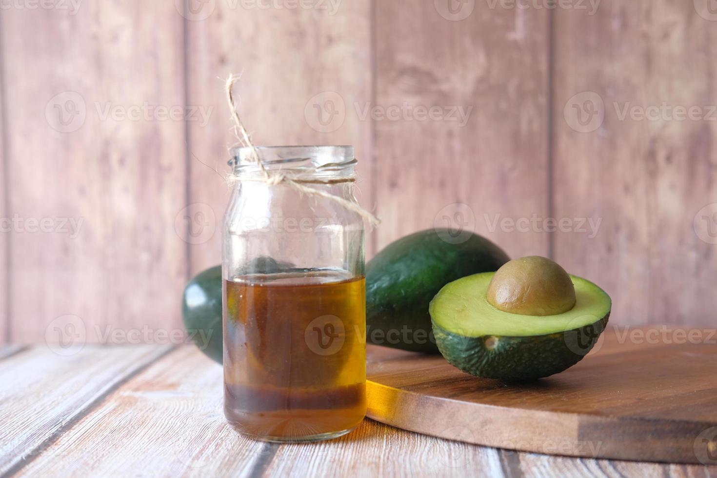 avocado-olie op houten achtergrond foto