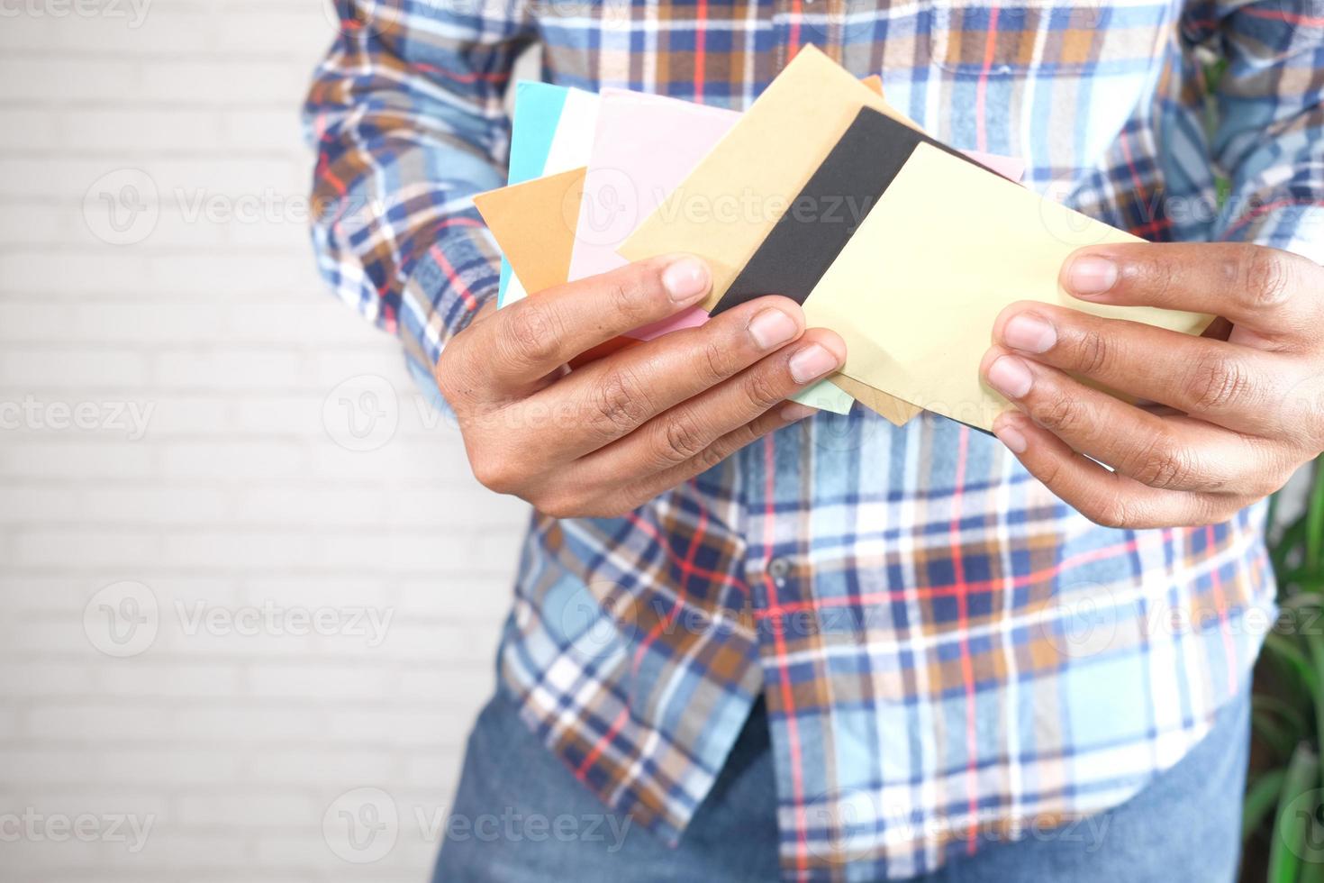 man met kleurrijke enveloppen foto