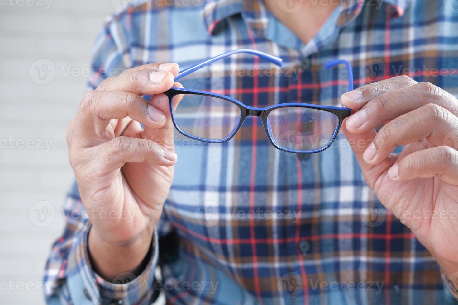 man's hand met bril foto