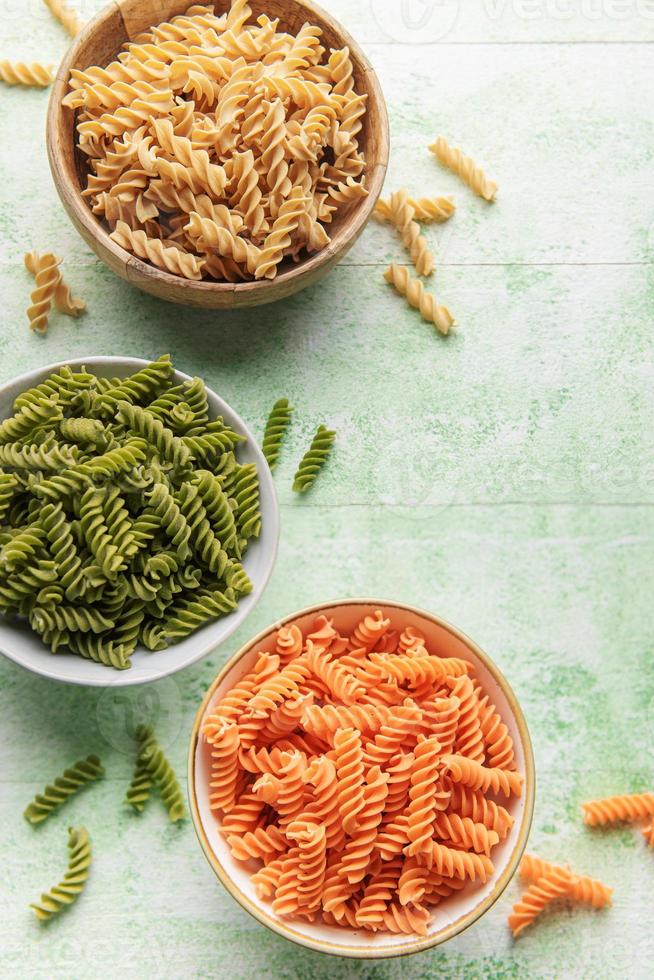 een verscheidenheid van fusilli pasta van verschillend types van peulvruchten. glutenvrij pasta. foto