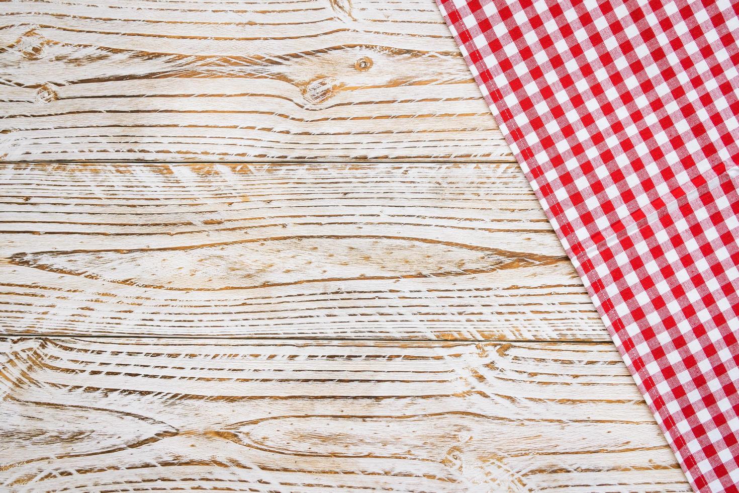 keukendoek op houten tafel foto