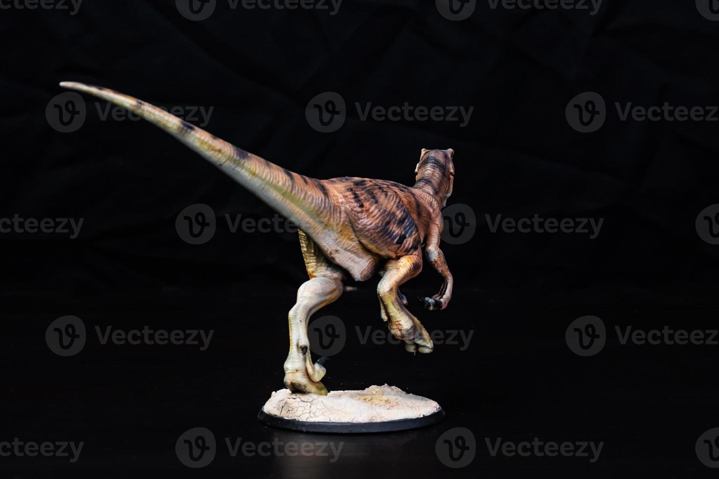 de velociraptor dinosaurus in de donker foto