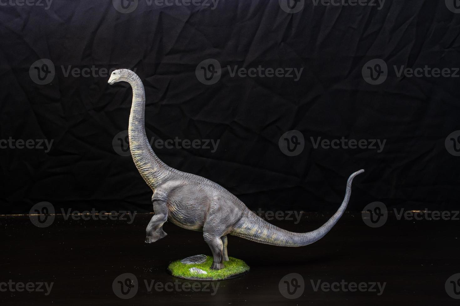 de brontosaurus dinosaurus in de donker foto