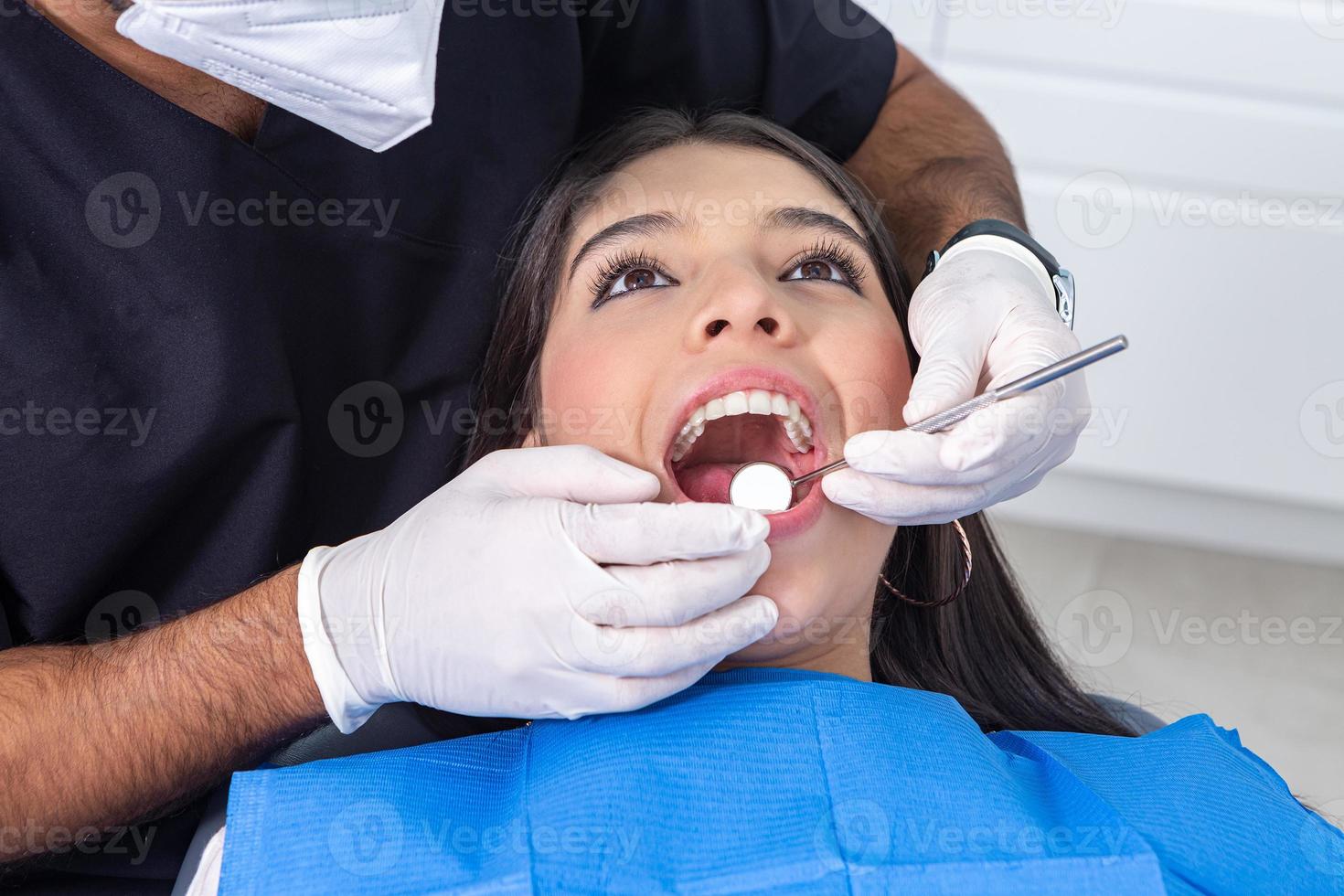 spaans tiener gedurende tanden controleren omhoog foto