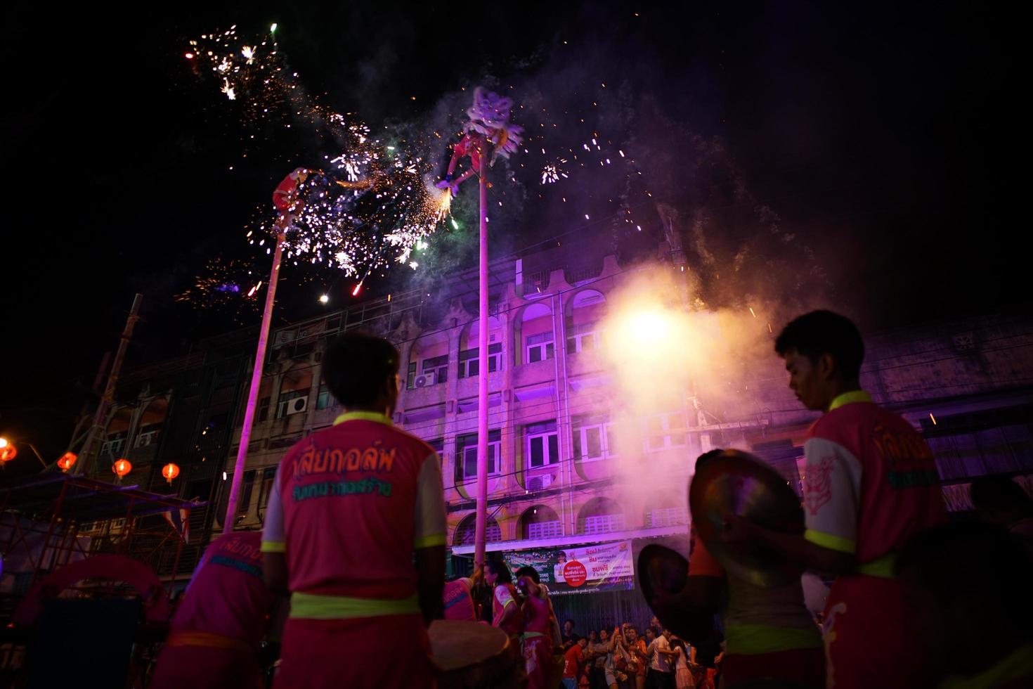 ratchaburi, thailand 2018 - chinees nieuwjaarsviering door traditionele uitvoering van leeuw met vuurwerk op de openbare straat van het centrum foto