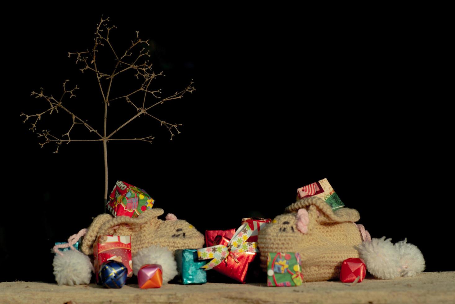 close-up van geschenkdozen verpakt door kleurrijk papier foto