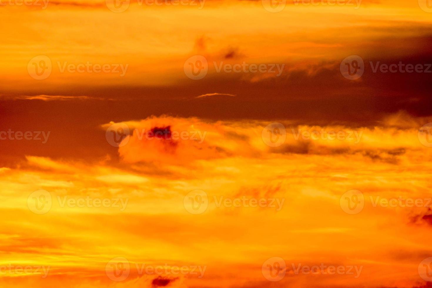 kleurrijk lucht Bij zonsondergang foto