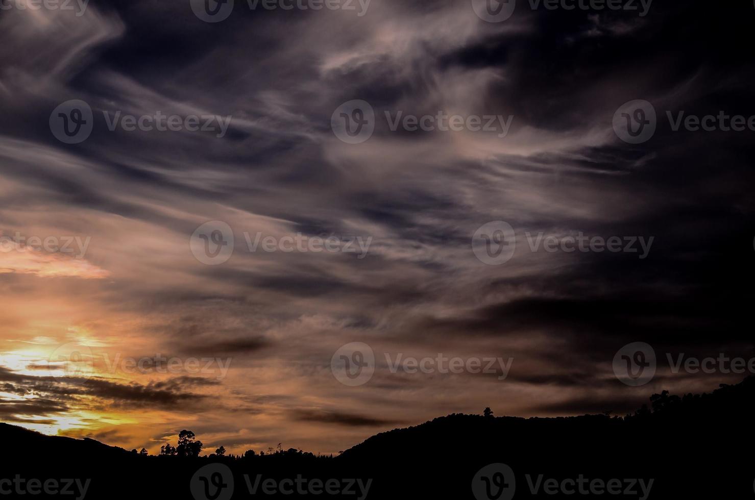 prachtig uitzicht op de zonsondergang foto