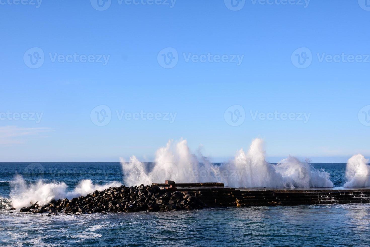 reusachtig zee golven foto