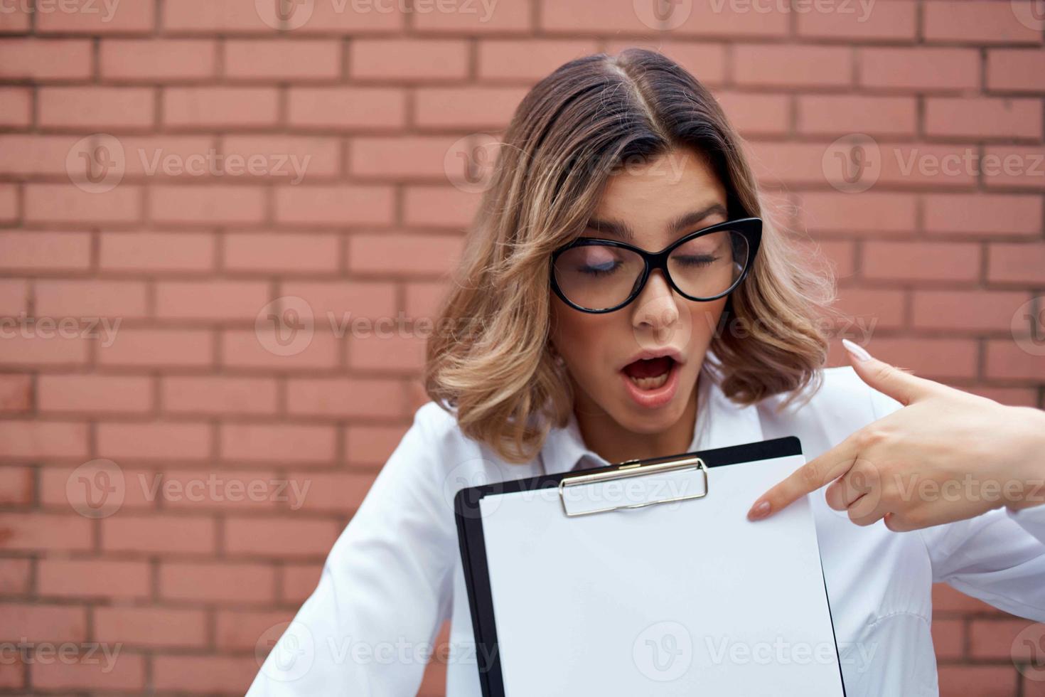 bedrijf vrouw manager bril papierwerk steen muur Aan achtergrond foto