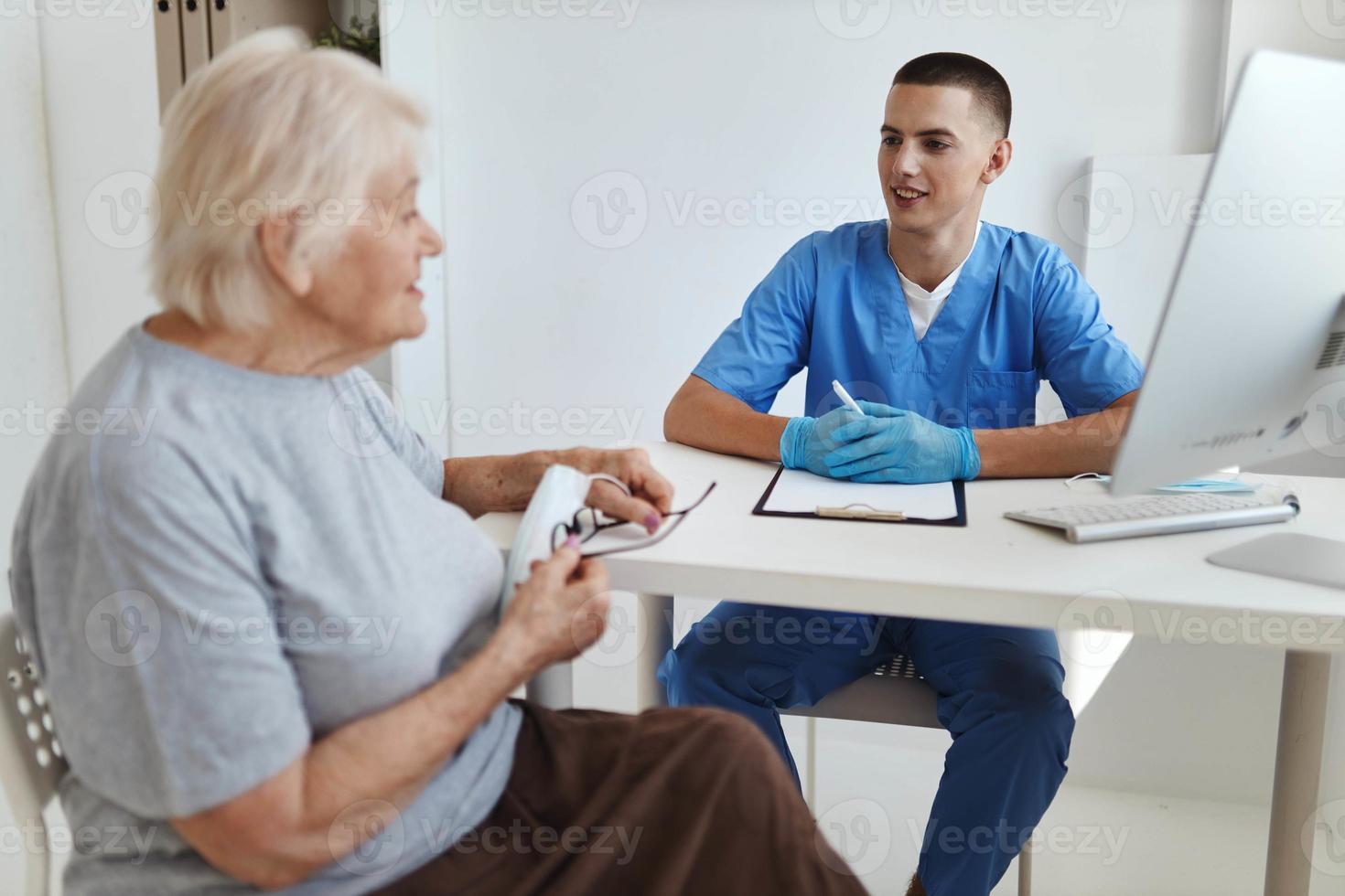 ouderen vrouw geduldig wezen onderzocht door een dokter Gezondheid zorg foto