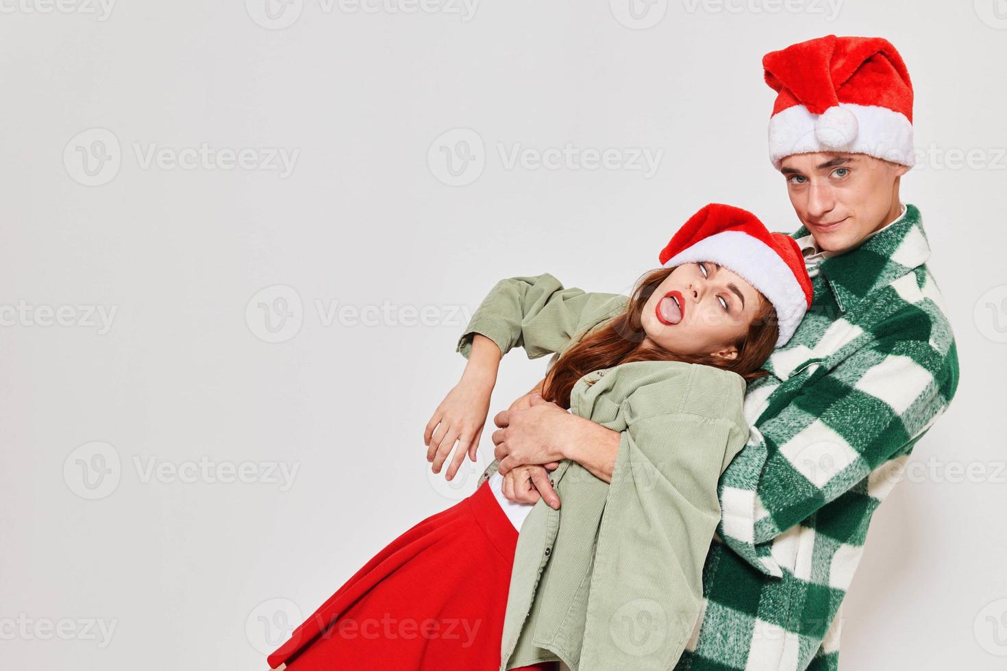 vrouw in een dronken staat houdt Aan naar een Mens pret vakantie familie nieuw jaar foto