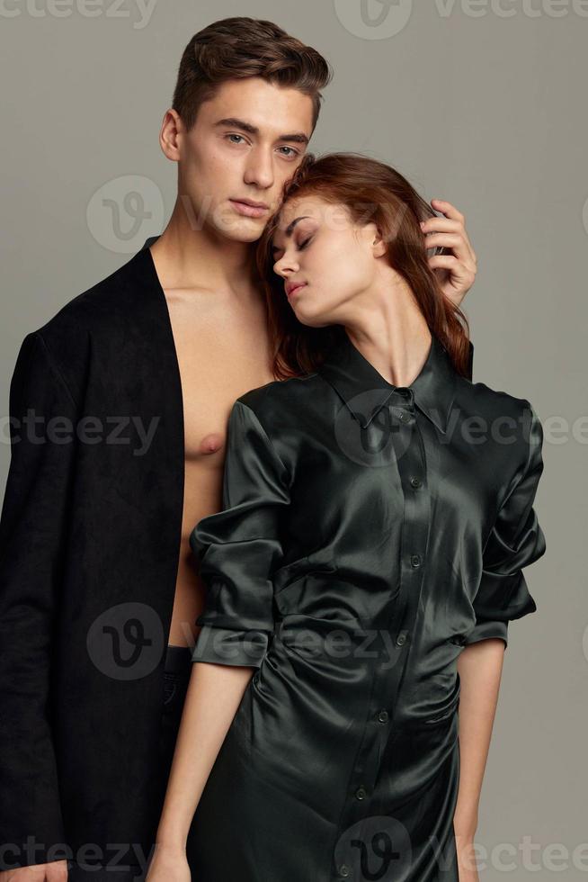 schattig Mens en vrouw staand samen verhouding elegant stijl geïsoleerd achtergrond foto