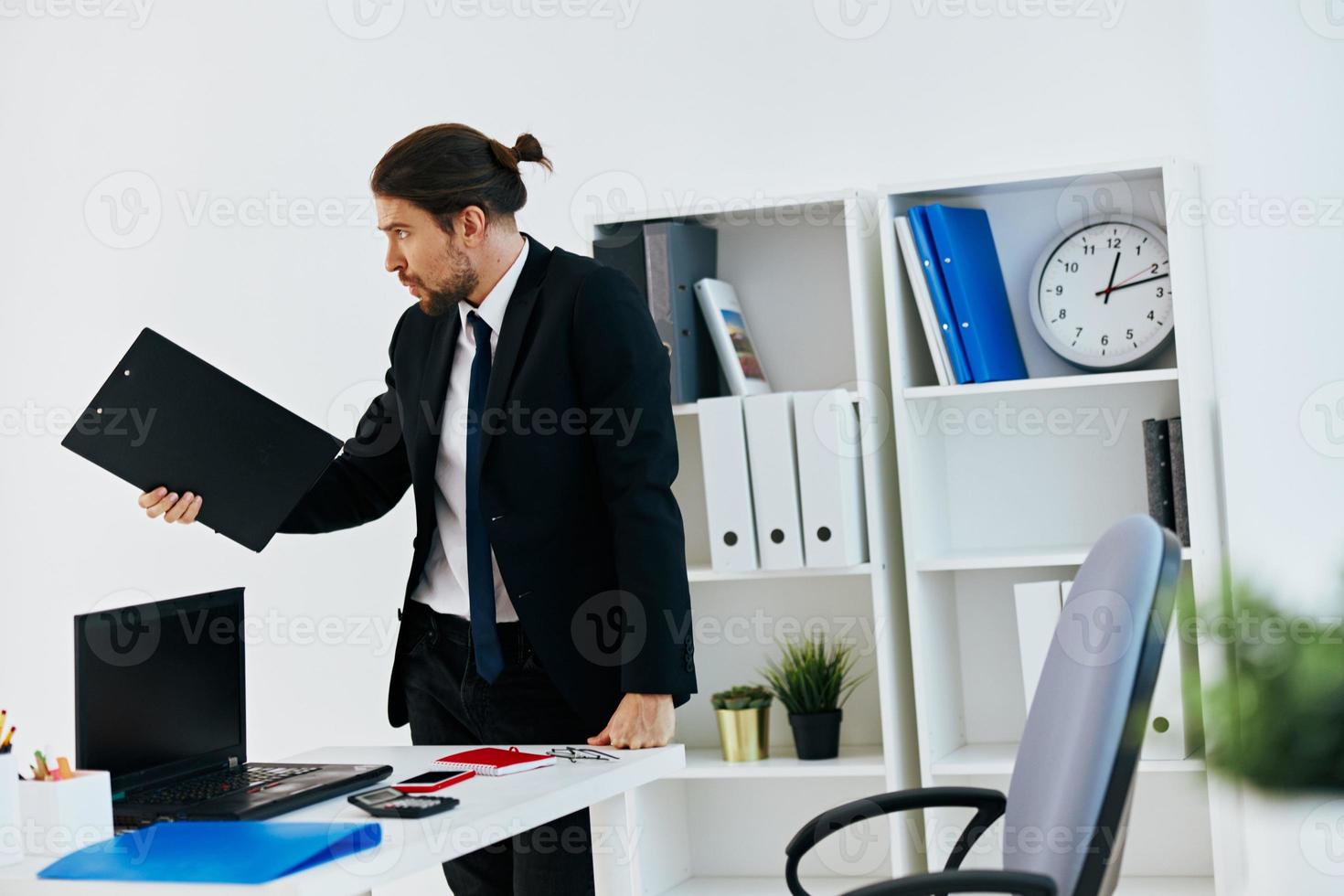 Mens in een pak Holding een telefoon telefoon kantoor uitvoerend foto