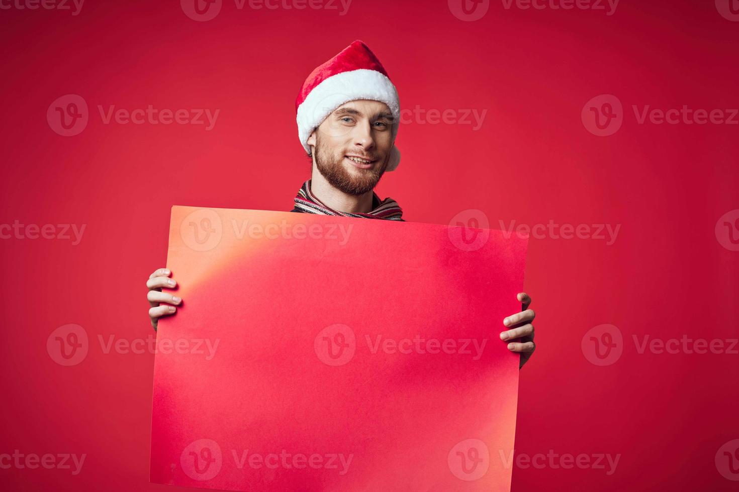 knap Mens in nieuw jaar kleren reclame kopiëren ruimte rood achtergrond foto