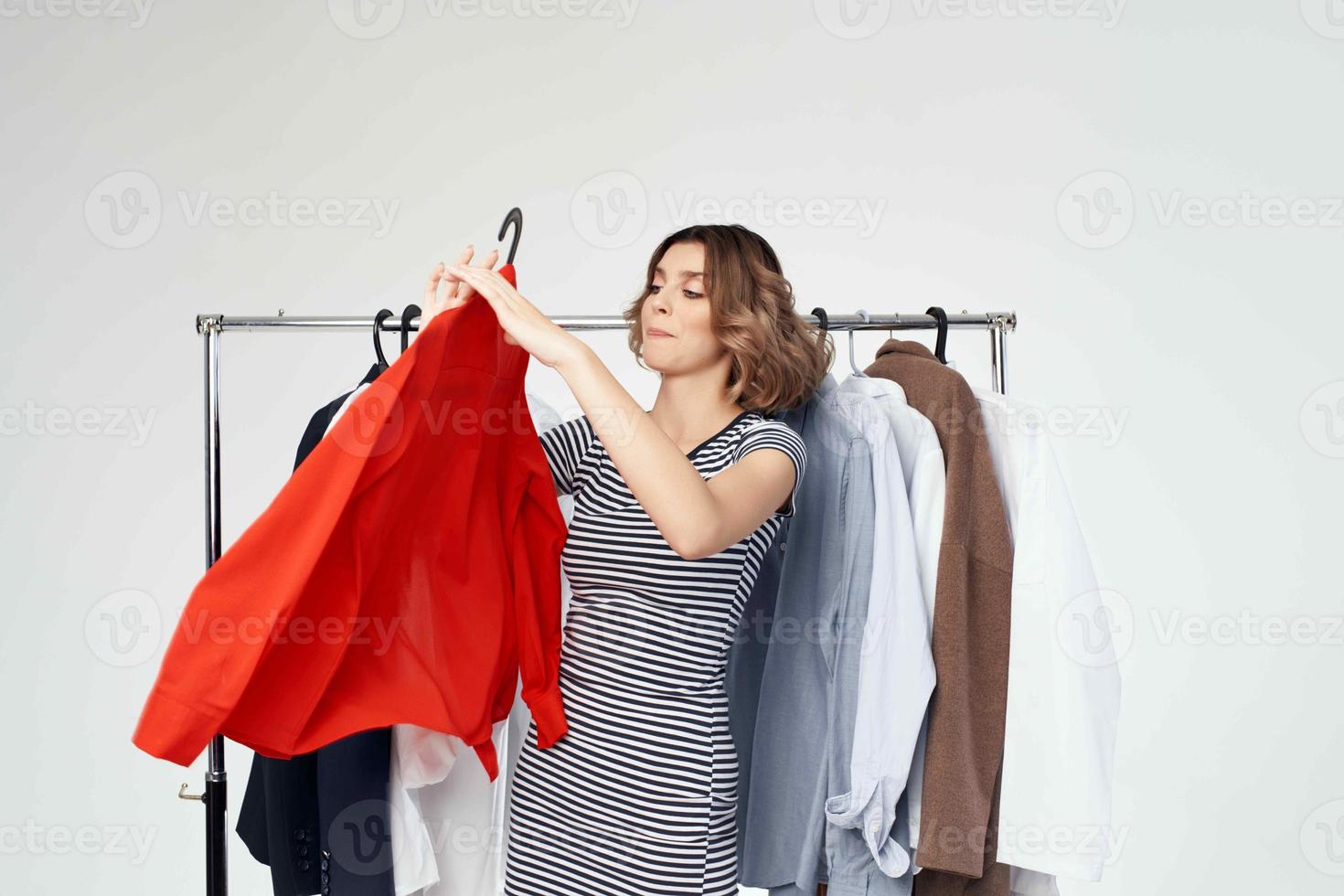 mooi vrouw kleren hanger boodschappen doen geïsoleerd achtergrond foto