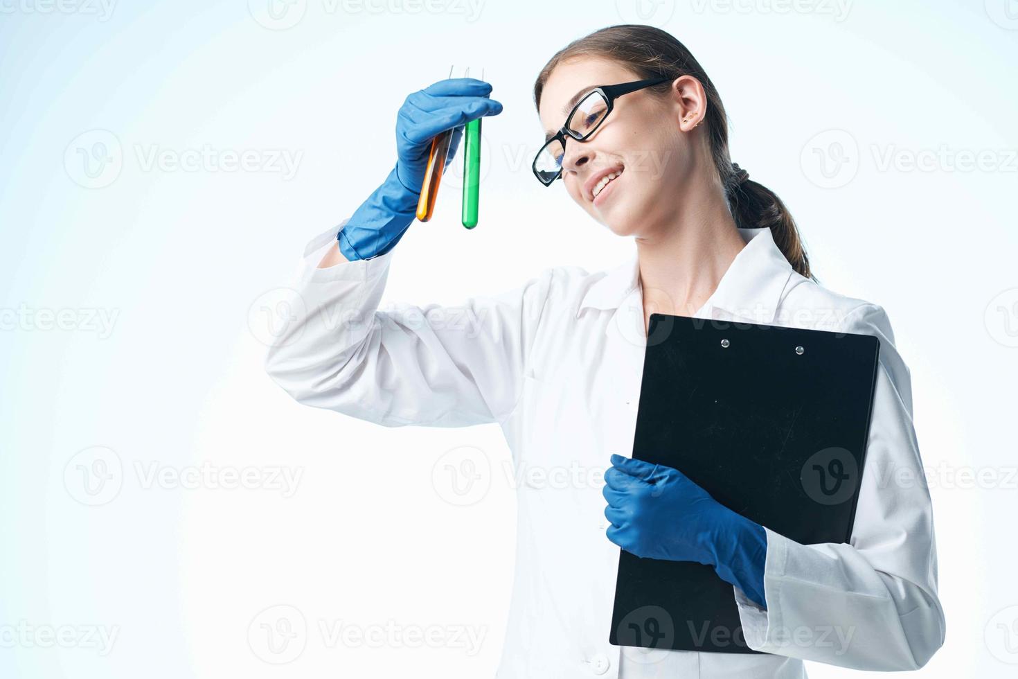 vrouw laboratorium assistent in wit jas chemisch oplossing Onderzoek biotechnologie foto