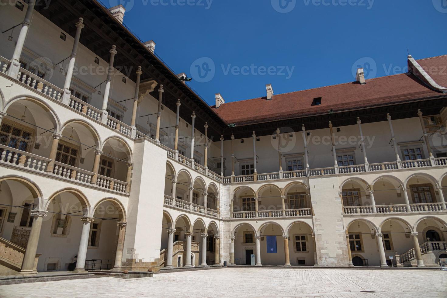 zonder mensen binnenplaats met arcades Bij de wawel Koninklijk kasteel in Krakau, Polen Aan een zonnig zomer dag foto