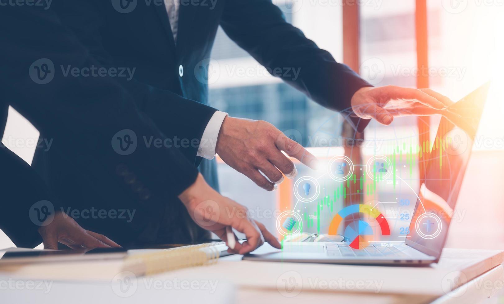 analist werken met bedrijf analytics en gegevens beheer systeem Aan computer, maken een verslag doen van met kpi en statistieken verbonden naar databank. groep discussie gebruik makend van computer laptop Aan kantoor tafel. foto