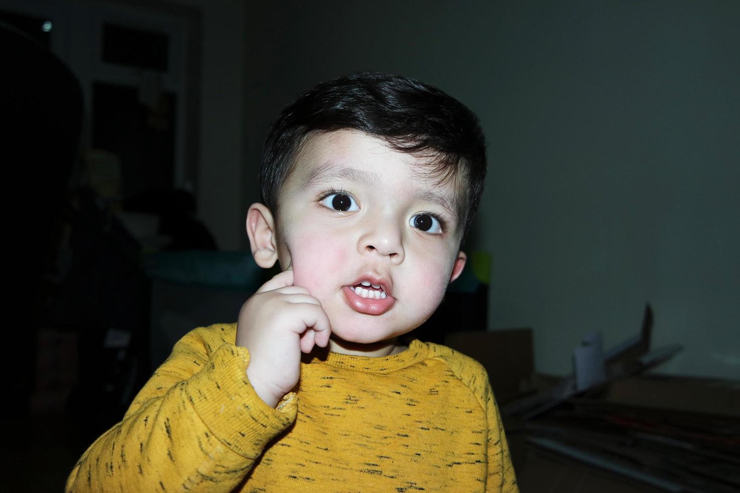 schattig Aziatisch Pakistaans baby, ahmed mustafin haider is poseren Bij huis. oorspronkelijk hij is van Pakistan maar leven Bij luton Engeland uk. beeld was gevangen genomen Aan 02-april-2023 foto