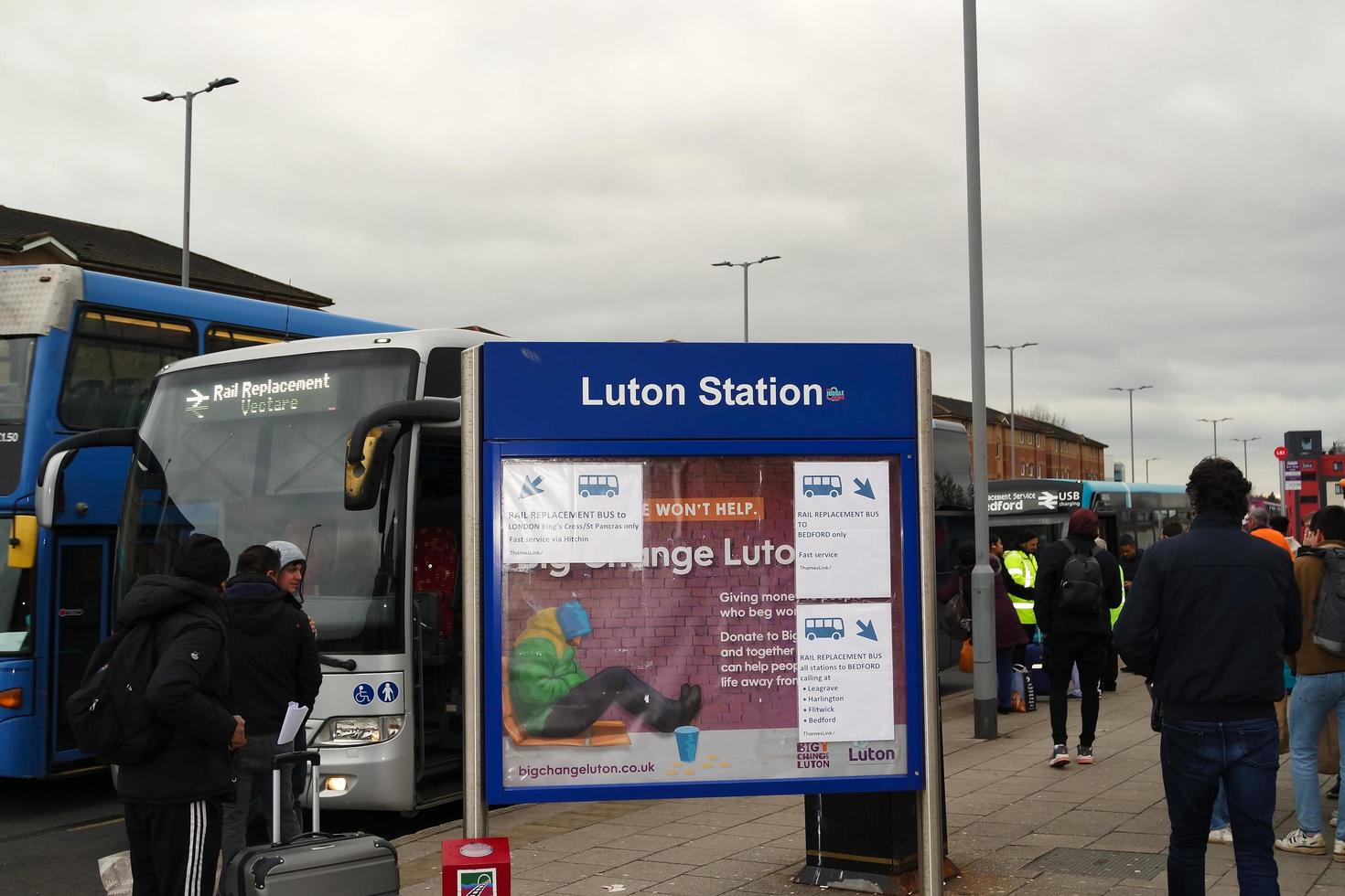 laag hoek visie van luton centraal bus station Bij hoofd spoorweg station van downtown luton stad van Engeland Super goed Brittannië. de beeld was gevangen genomen Aan 01-april-2023 Aan bewolkt en verkoudheid avond foto