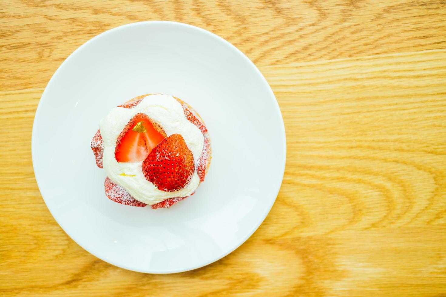 zoet dessert met aardbeientaart foto