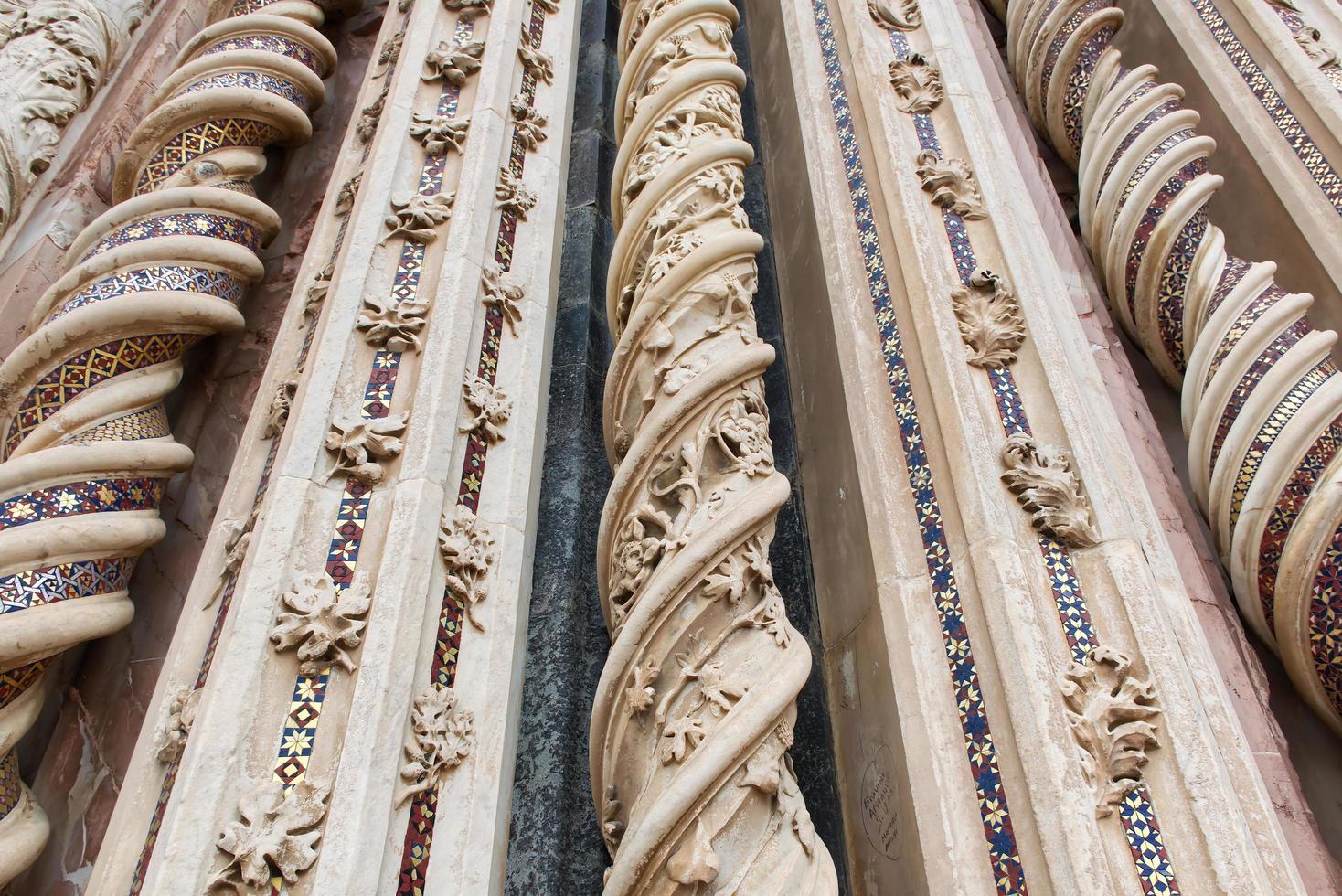 orvieto, Italië, september. kolom versierd met mozaïek- Bij de facade van de kathedraal van orvieto. kathedraal van de kerstman Maria assunta orvieto, umbrië. Italië. foto