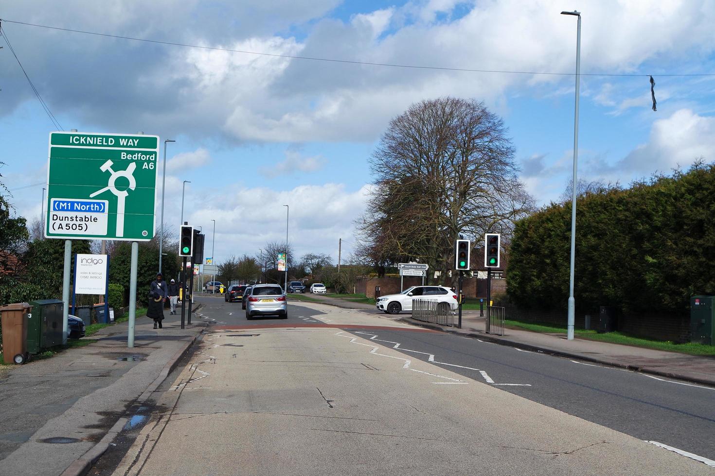 laag hoek visie van downtown stad centrum van Brits stad Londen luton stad- van Engeland uk. de beeld was gevangen genomen Bij centraal luton stad gedurende een verkoudheid en bewolkt avond van 26 maart 2023 foto