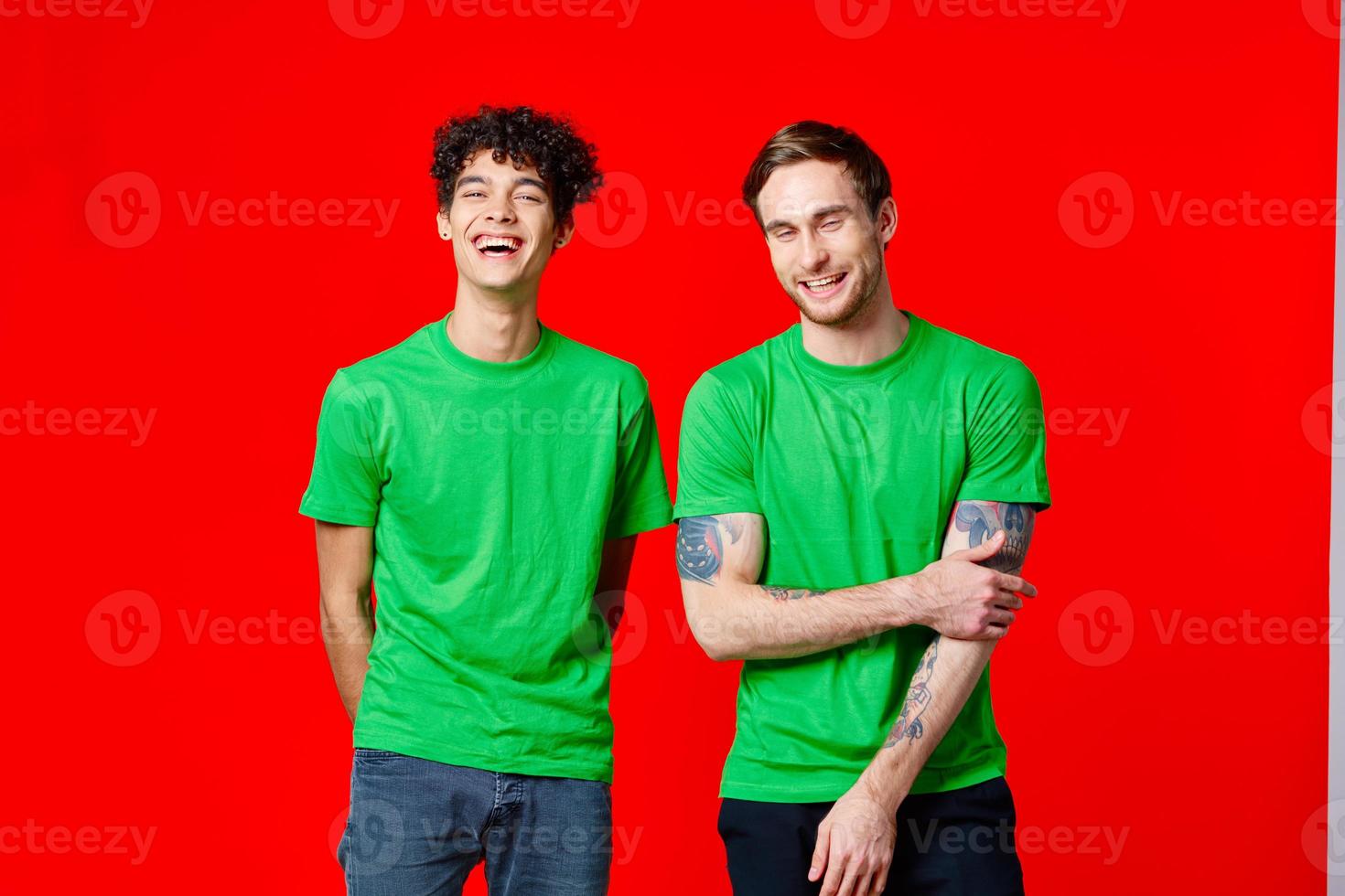 twee vrienden groen t-shirts mode gewoontjes kleding studio foto