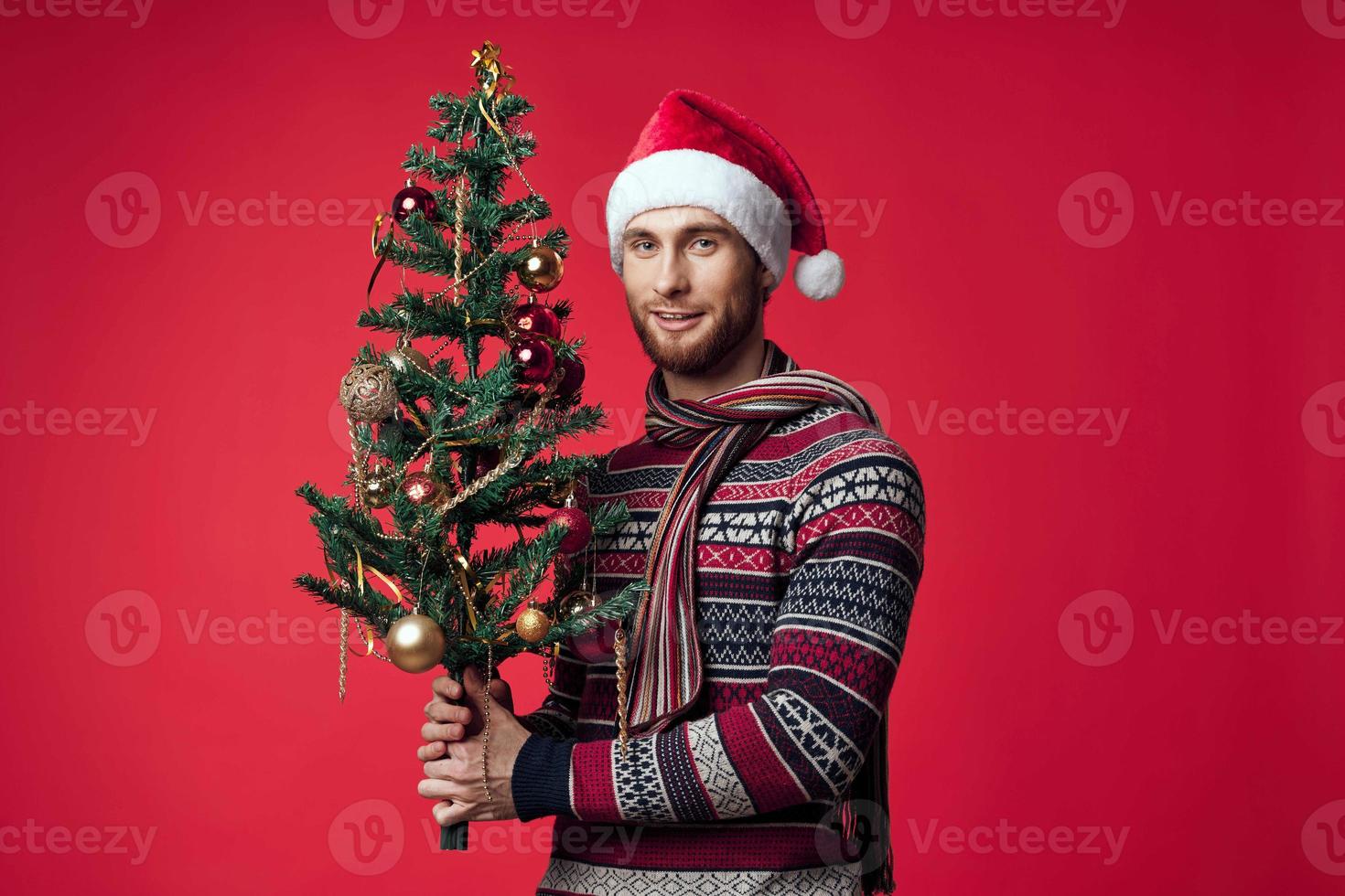 vrolijk Mens in een de kerstman hoed Kerstmis decoraties vakantie nieuw jaar rood achtergrond foto