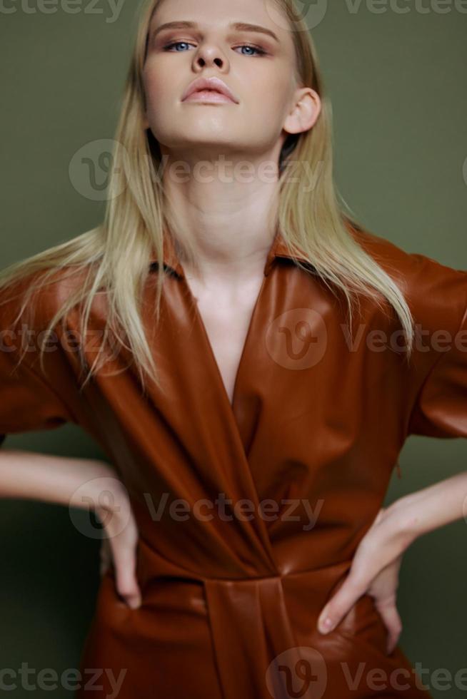 mode elegant blond jong vrouw Holding handen Aan taille ernstig looks Bij camera. koel aanbod voor wederverkoop marktplaatsen foto