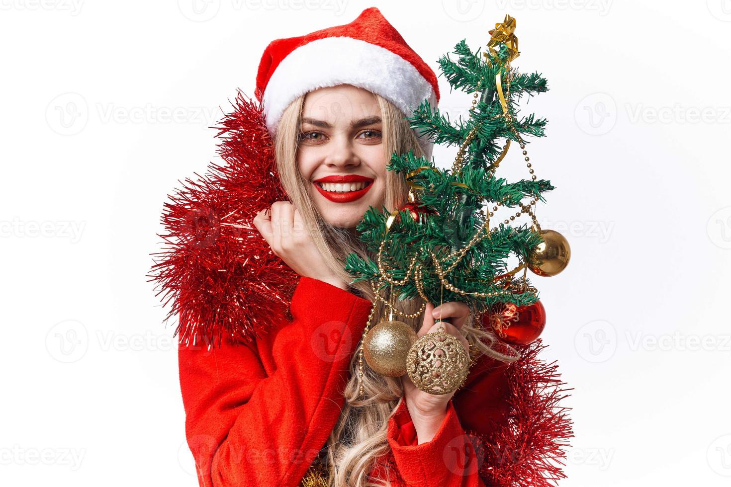 vrouw gekleed net zo de kerstman Kerstmis boom decoratie vakantie vreugde foto