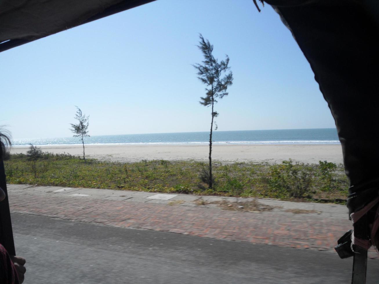 foto van natuurlijk landschap visie van mooi winter strand en zee Aan een zonnig dag in stuur bazar, bangladesh. reizen en vakantie.