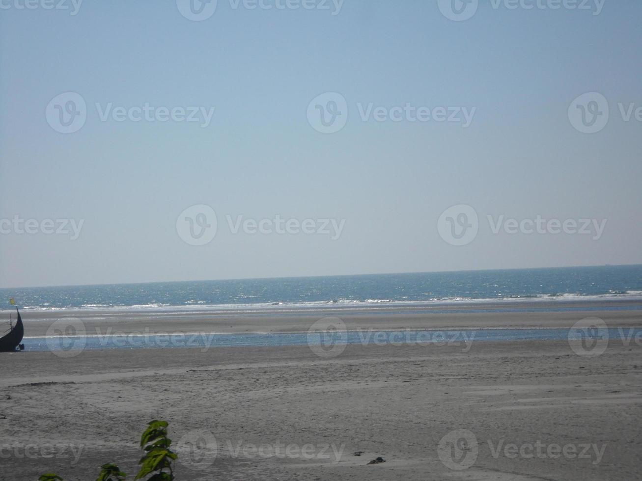 foto van natuurlijk landschap visie van een mooi winter strand en zee Aan een zonnig dag in stuur bazar, bangladesh. reizen en vakantie.