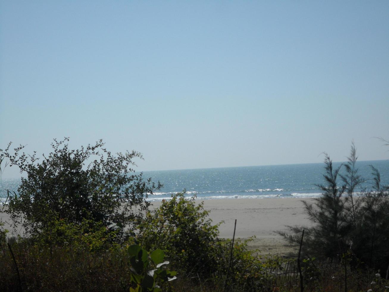 foto van een zonnig dag visie van een mooi tropisch strand en zee Aan een zonnig dag in stuur bazar, bangladesh. reizen en vakantie.