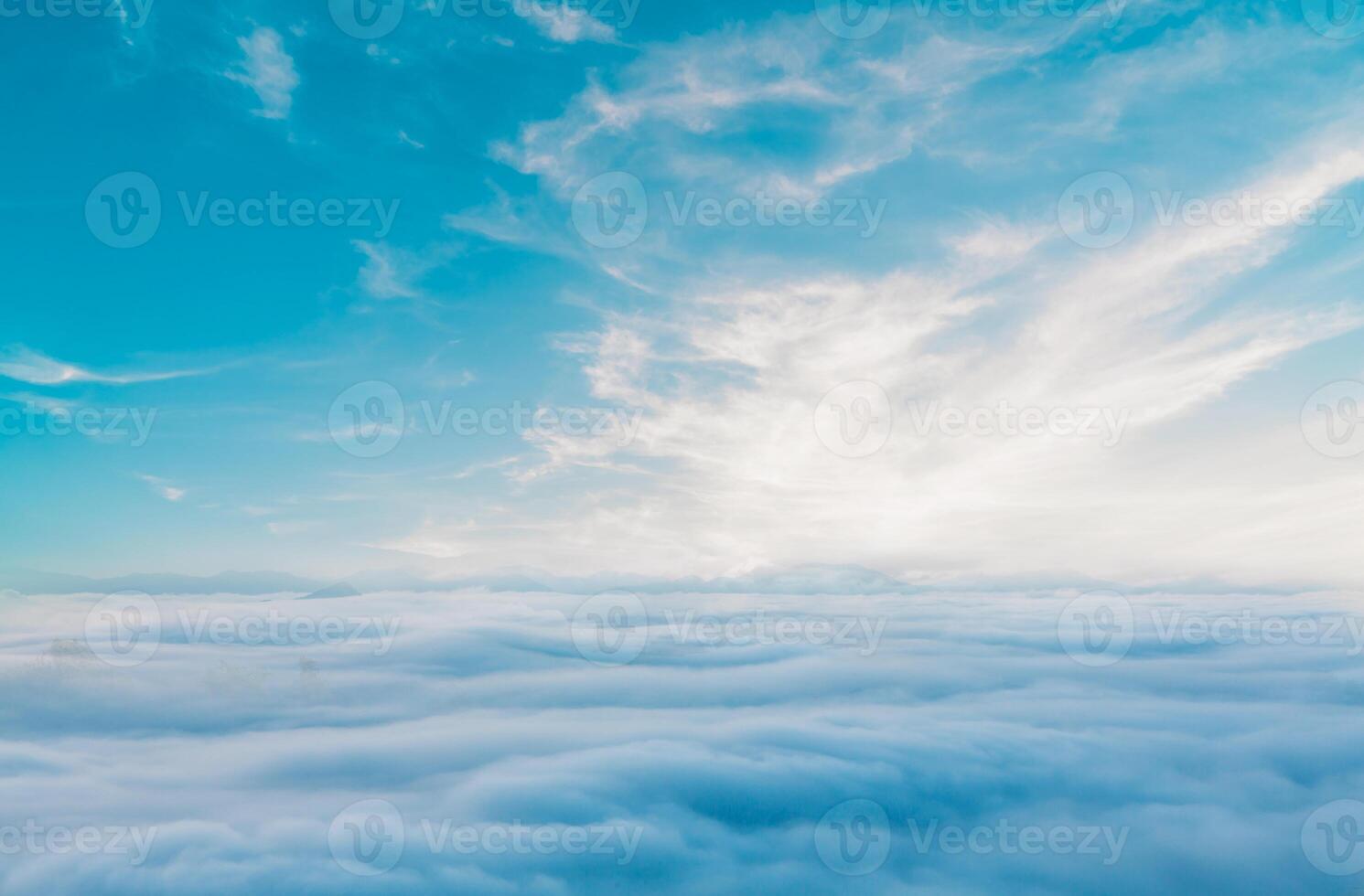 blauw lucht met sommige wolken. visie over- de wolken.zomer blauw lucht wolk helling licht wit achtergrond. schoonheid Doorzichtig bewolkt in zonneschijn kalmte helder winter lucht achtergrond. somber levendig cyaan landschap in e foto