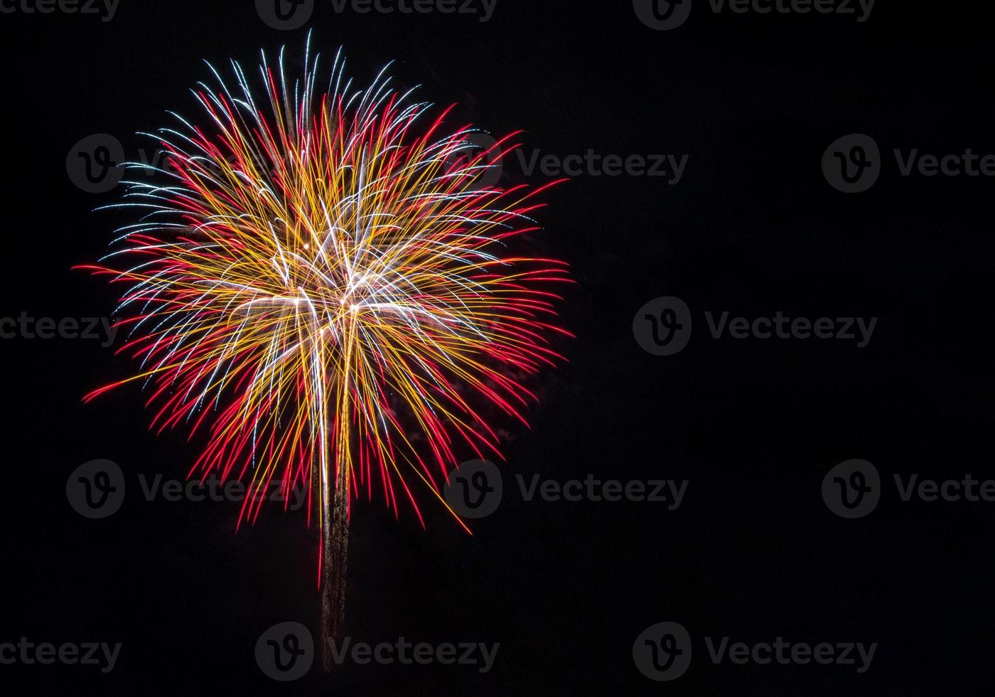 vuurwerk in de donker lucht achtergrond met ruimte voor tekst foto