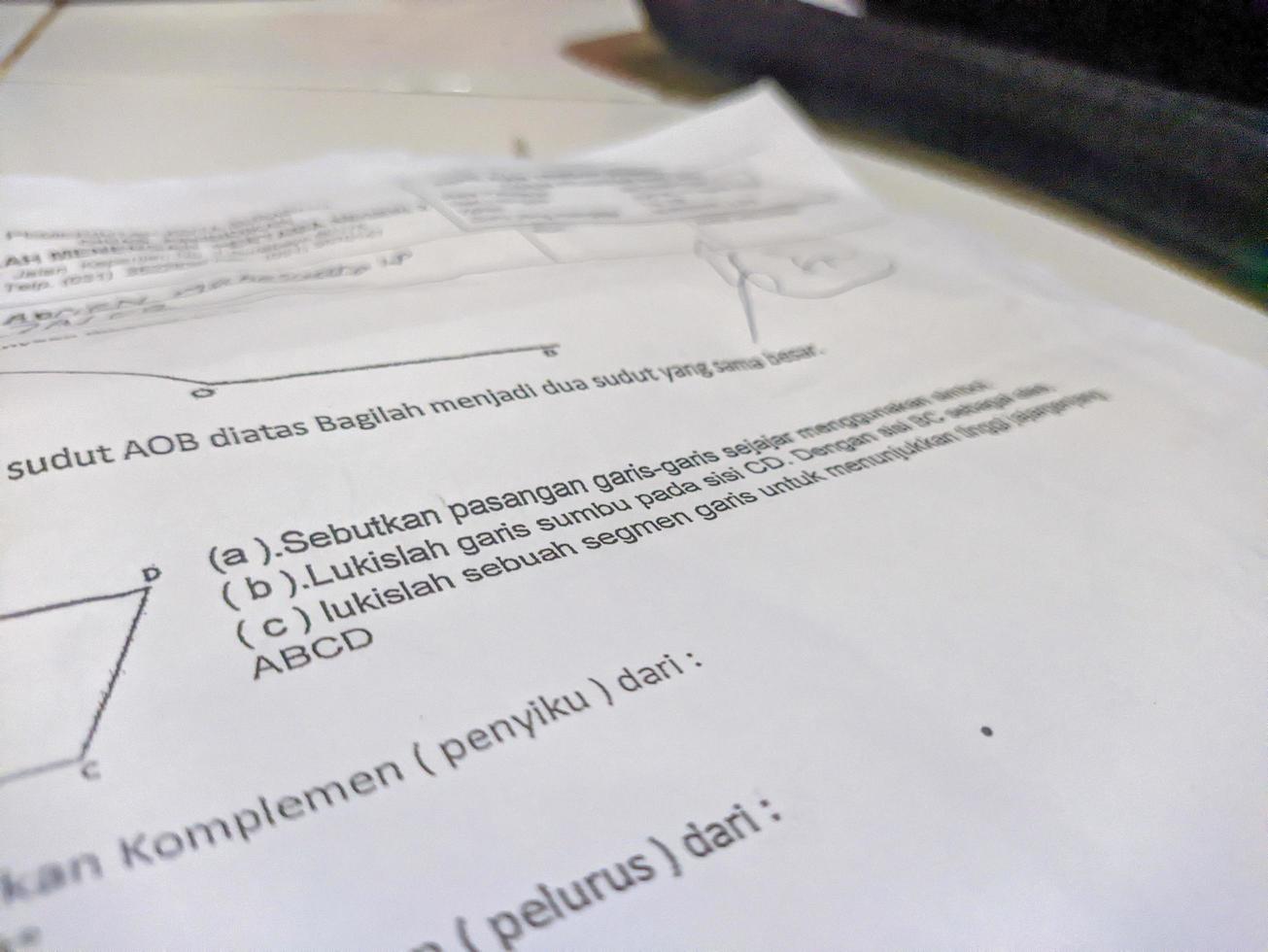 een dichtbij omhoog van wiskunde huiswerk papier in Indonesisch foto