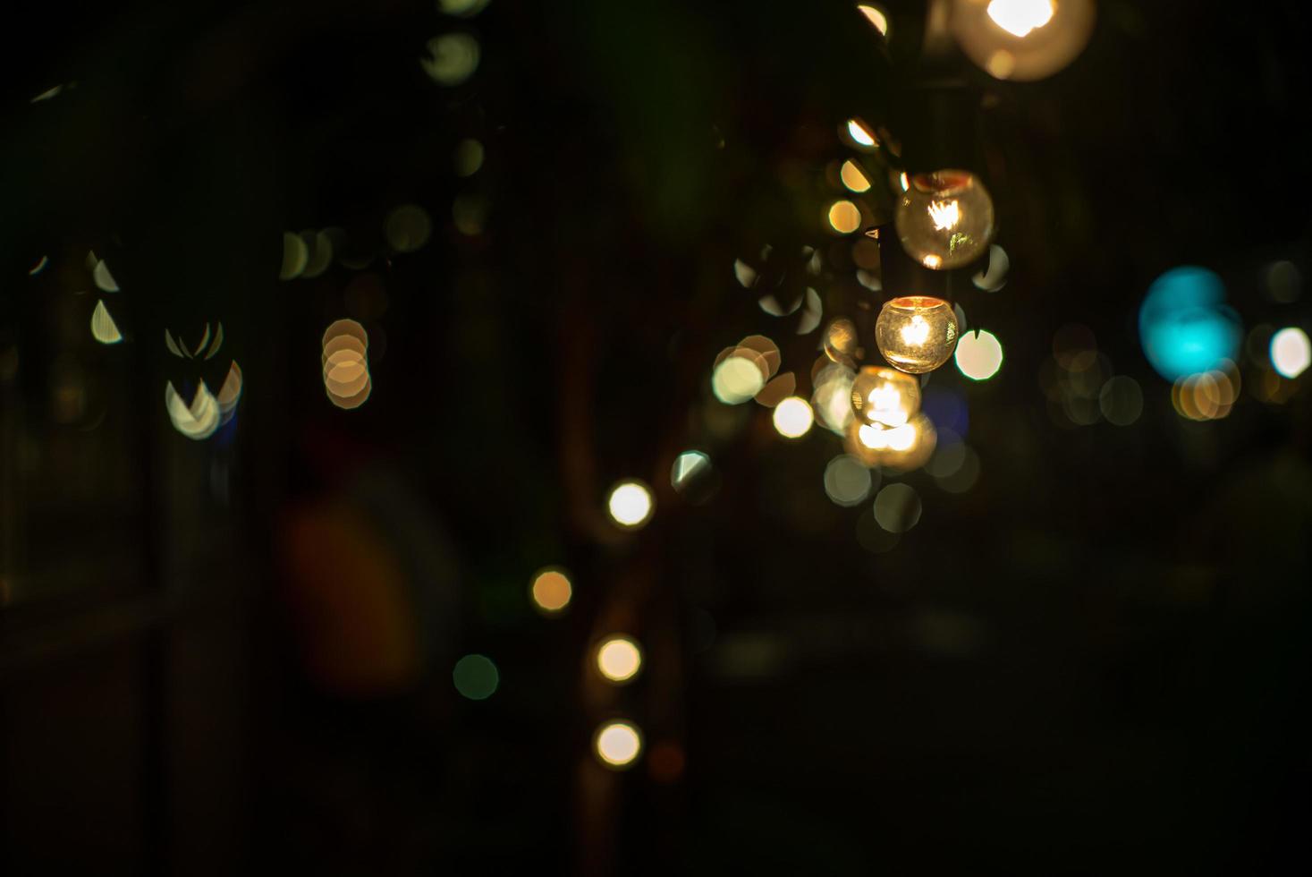 abstracte selectieve aandachtsvoorwerpen van uitstekende lampen met bokehlichten op achtergrond foto