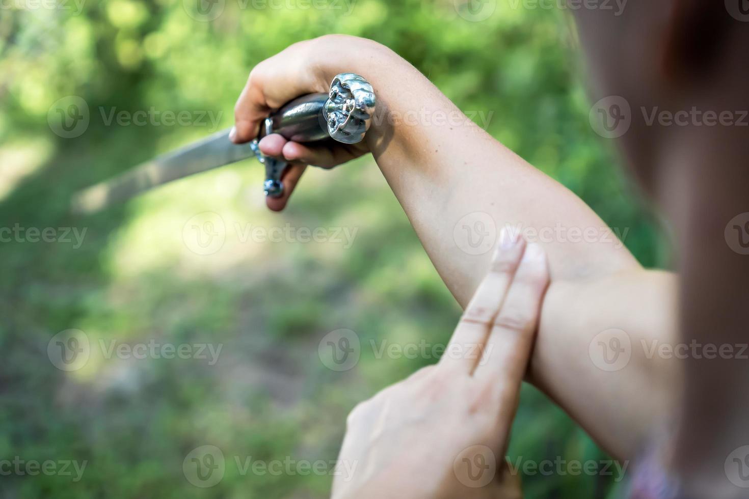 selectief focus van een detailopname van een vrouw hand- Holding een zwaard. foto