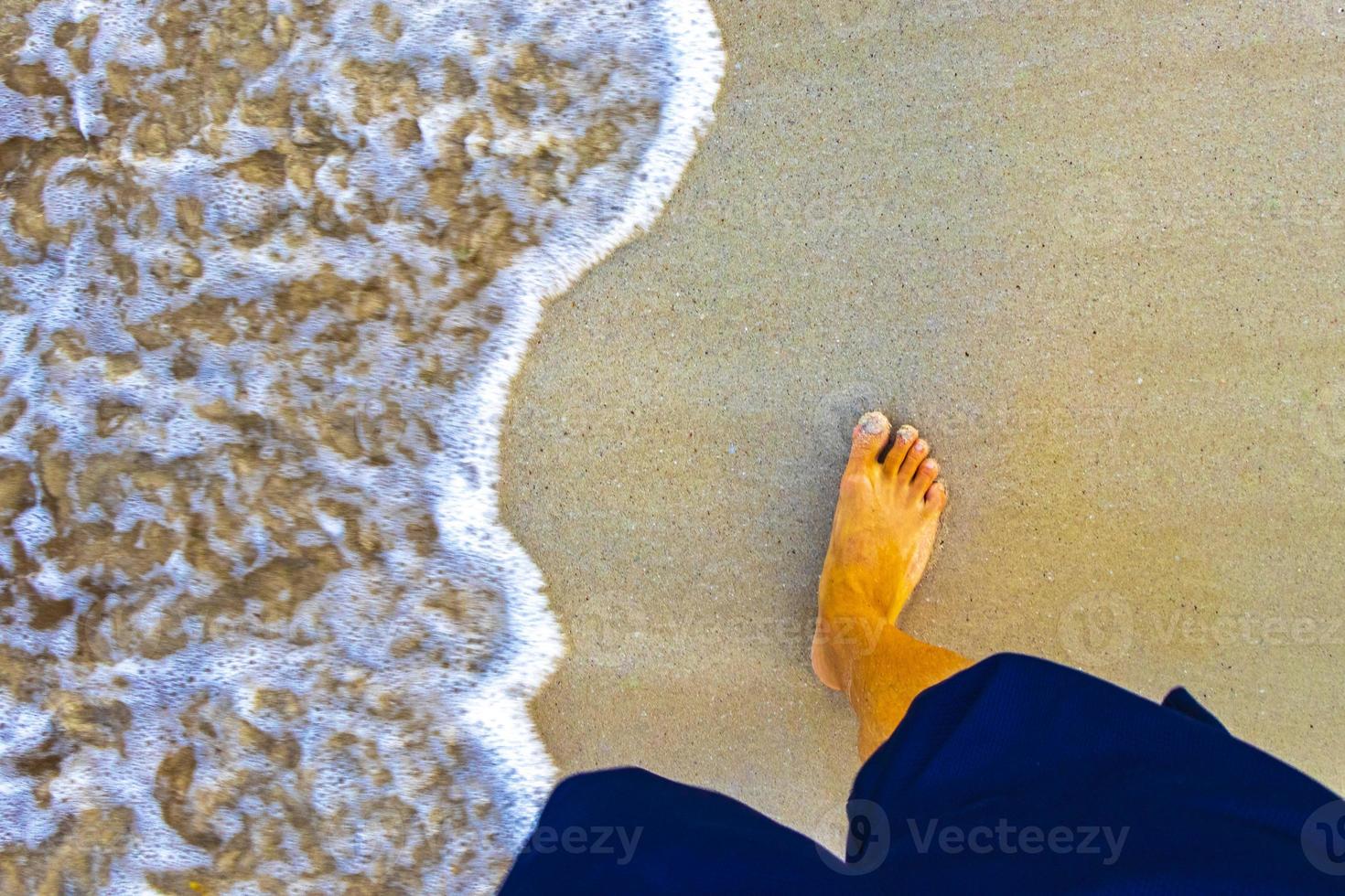 wandelen blootsvoets Aan de strand zand door de water Mexico. foto