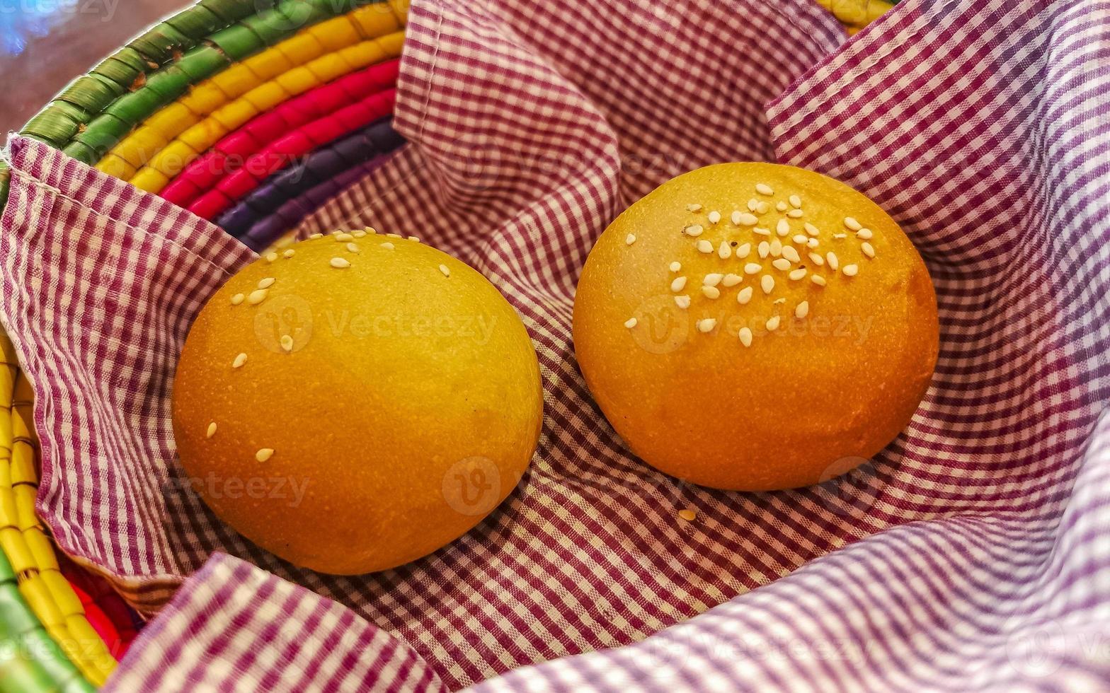 heerlijk ronde broodjes met sesam zaden Aan houten tafel Mexico. foto