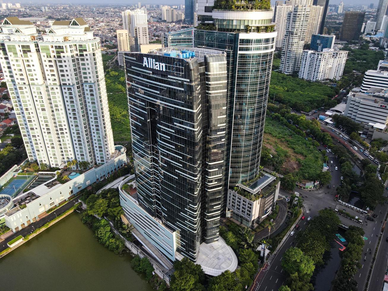 Jakarta, Indonesië 2021 - luchtfoto van snelwegkruising en gebouwen in de stad Jakarta foto