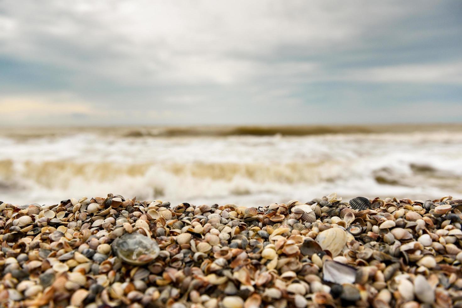 sombere rode zee bedekt door donkere wolken foto