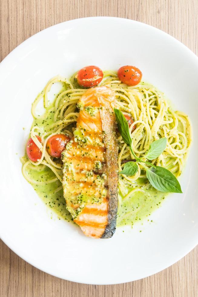 spaghetti pesto zalm foto