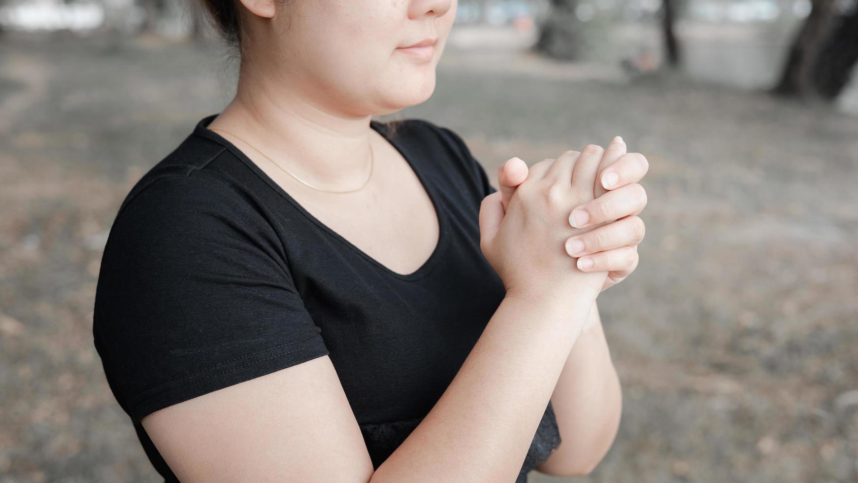 een volwassen van wie hand- is gebeden Aan de donker achtergrond.respect voor geloof in religie en god. voorkant visie. vrede concept. foto