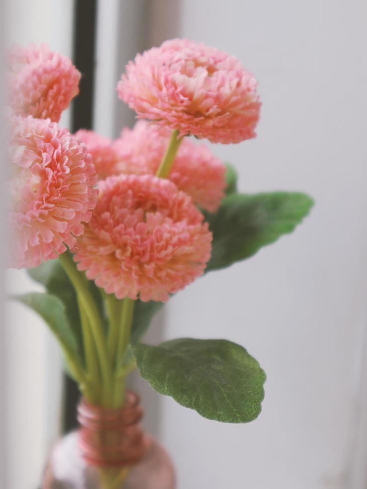 kunstmatig bloem decoratie in de hoek van de venster foto