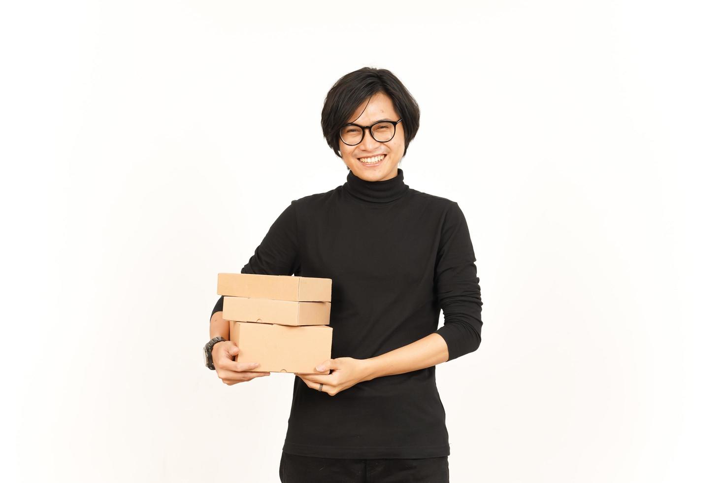 Holding pakket doos of karton doos van knap Aziatisch Mens geïsoleerd Aan wit achtergrond foto